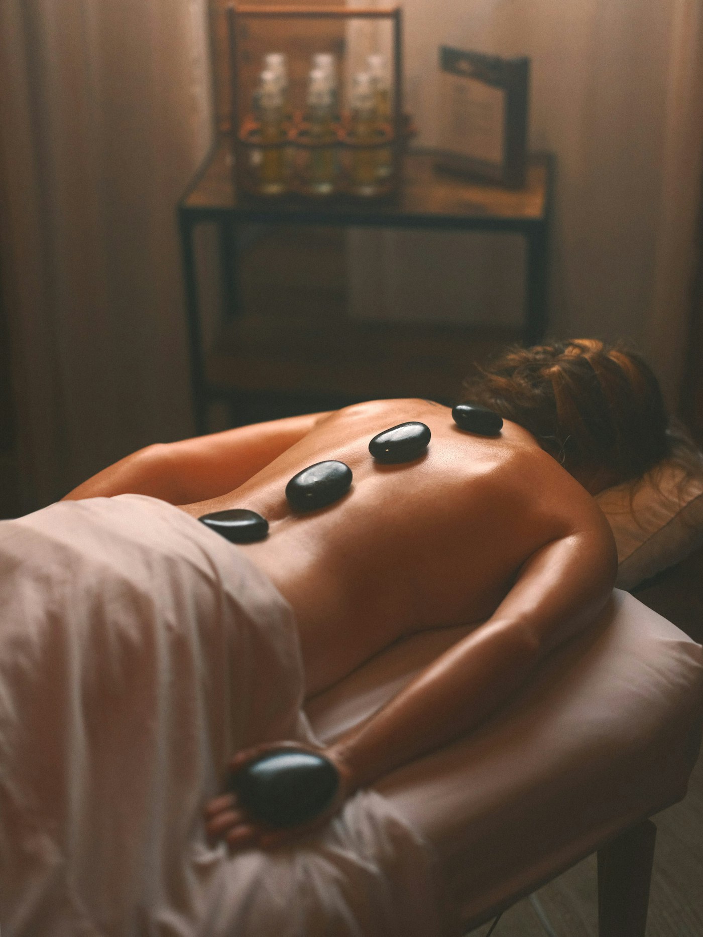 Terapia con piedras volcánicas calientes en Néhua Spa